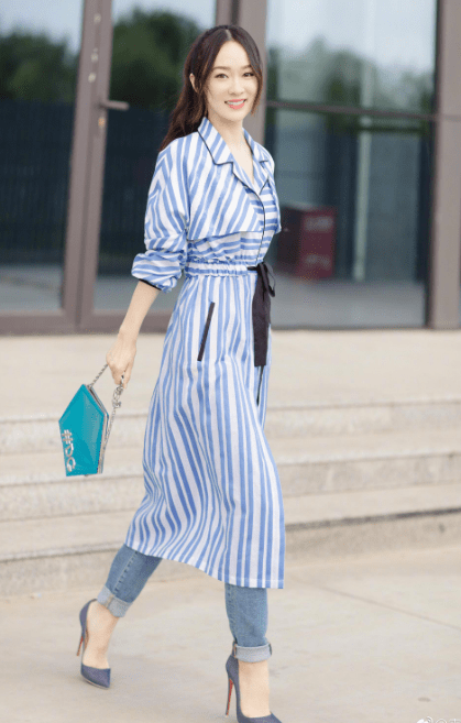 霍思燕伦敦被偶遇,穿粉色外套难掩大腿粗壮,紧挽杜江胳膊显局促_家庭