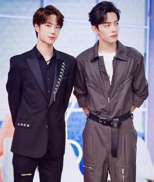 王一博肖战《天天向上》再续兄弟情,工装帅哥"遇见"西装绅士!