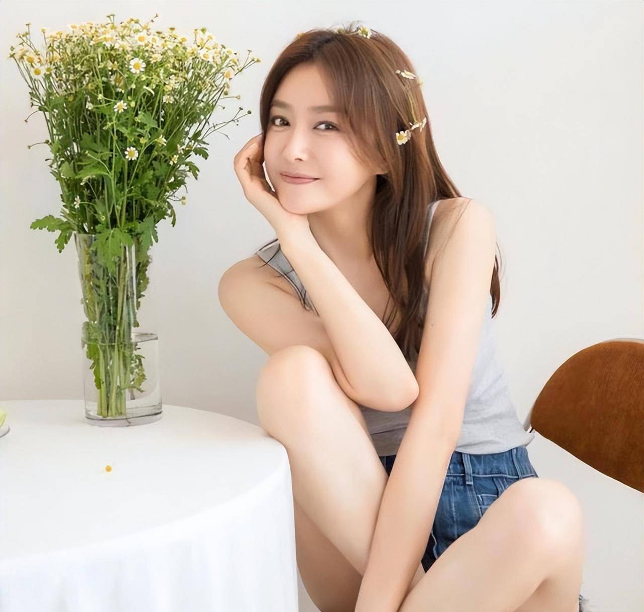 42岁秦岚晒独居生活照火了:全屋奢华,穿黑色连衣裙苗条曲线_紧身_装饰