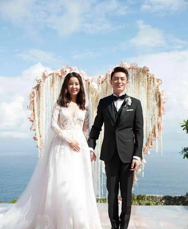 小海豚穿着时尚,林心如霍建华和父母聚餐,甜蜜幸福破不合传言_女儿