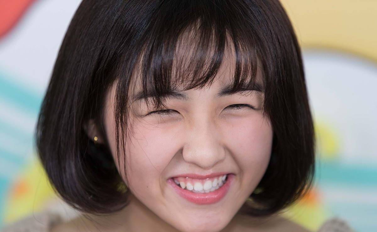 露出了那个诡异笑容的女孩,看的让人头皮发麻,而且她依旧饰演的思诺