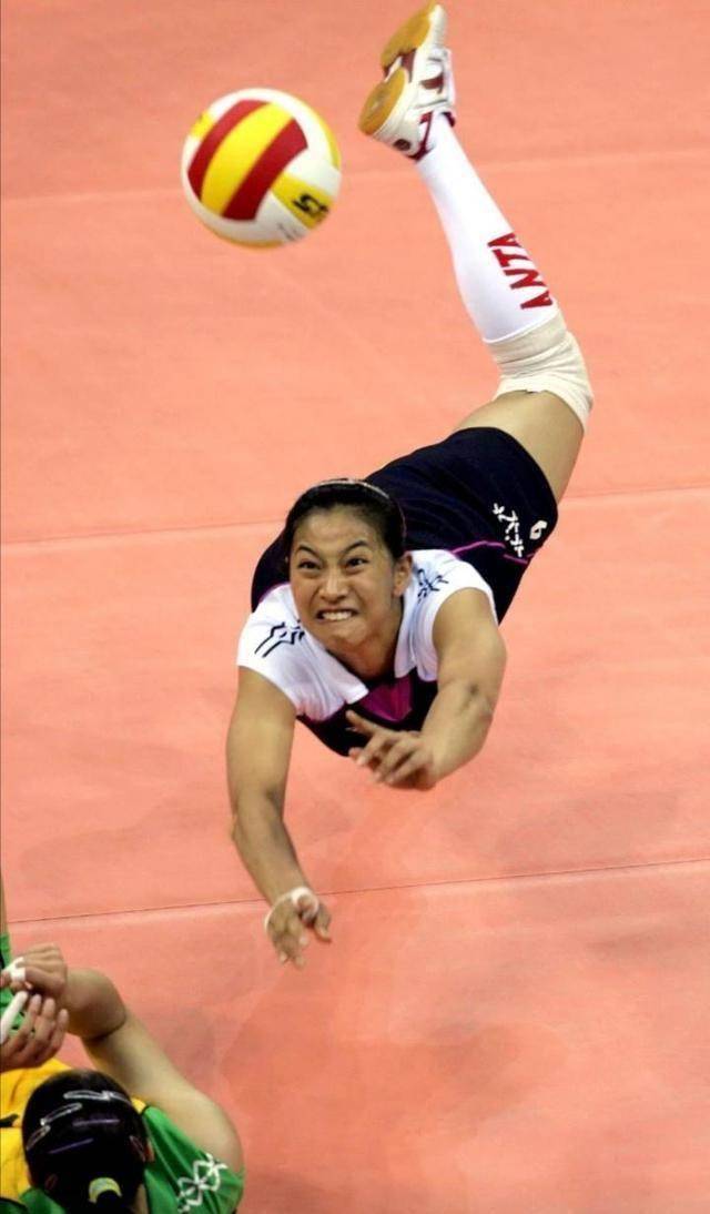 作为天津女排自由人,主教练王宝泉的女儿,王茜被球迷们戏称为"闺女"