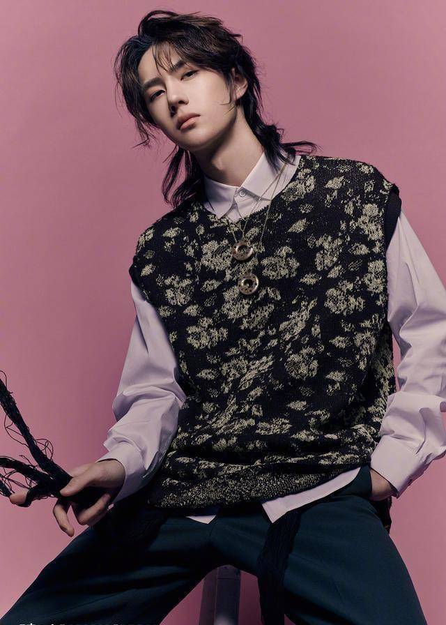 王一博登《时装男士》封面,长卷发似漫画男主,侧脸棱角叫人叹服_少年