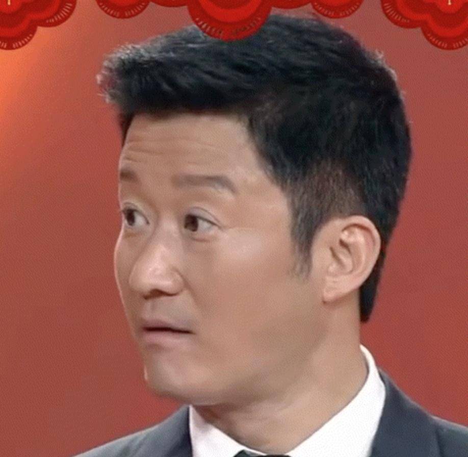 吴京又出表情包了,和谢楠参加晚会偷吃道具,表情太丰富了_穿着_西服