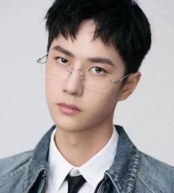 王一博打扮上瘾,"酷盖"一去不复返,短发形象瞬间变"猪"_风格_颜色