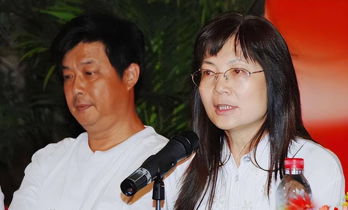 雷蕾:32岁走红,与公婆同住11年,在地下室写出《渴望》