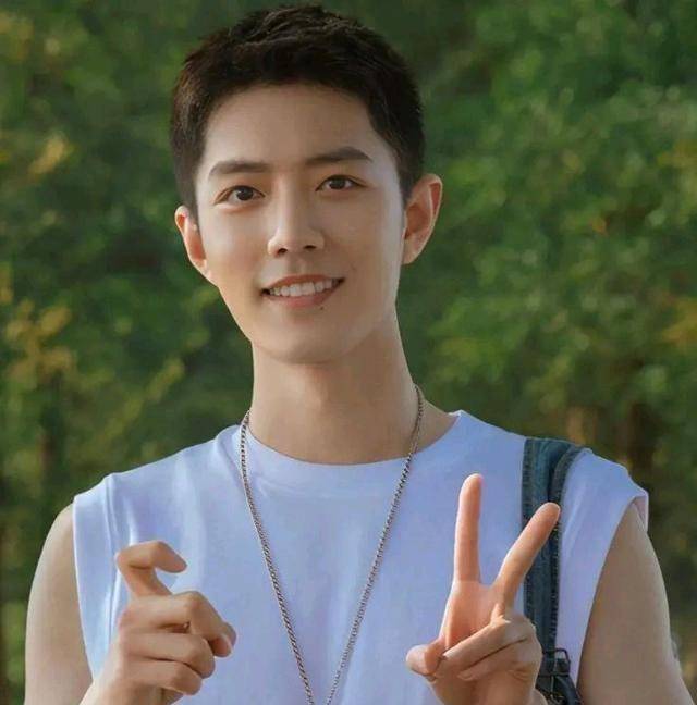 肖战的粉丝们吐出了边江,声称他的微博导致了电影被黑客入侵_祝福