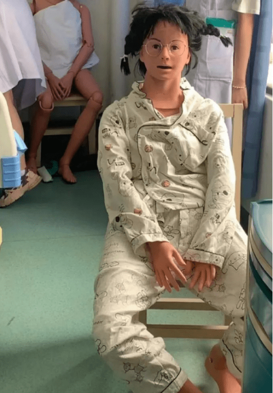 医学院"假人"火了,离谱造型仿佛医学生本人_实操_生活_能力