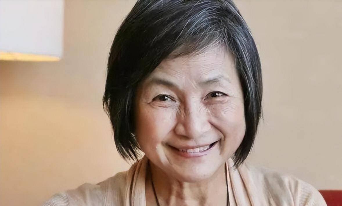 75岁的郑佩佩把自己活成了植物人的模样,生活全靠保姆,如何看?