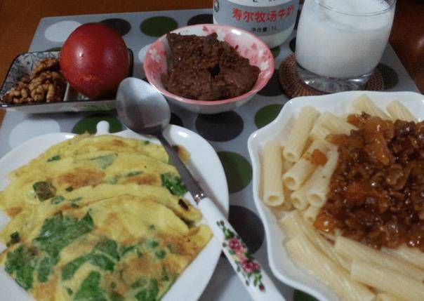 蒲烧秋刀鱼,芹菜拌蟹味菇,核桃仁,香焦,韩国寿尔牛奶泡可可球