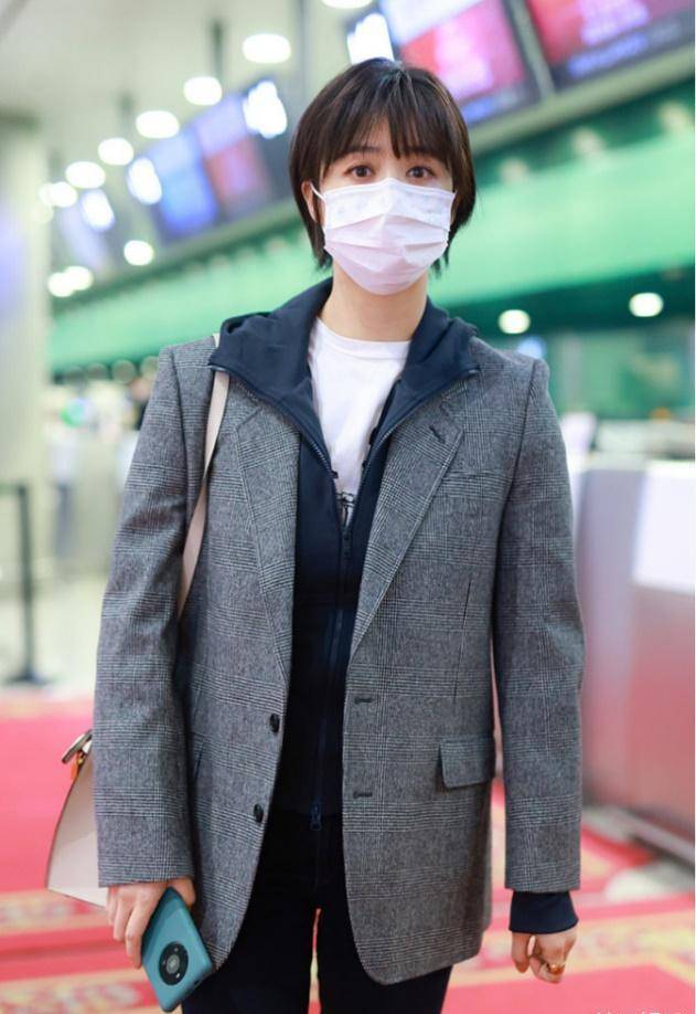 蒋欣和西装真搭,西装搭配卫衣混搭风格更好看_衣服_衬衫_女性