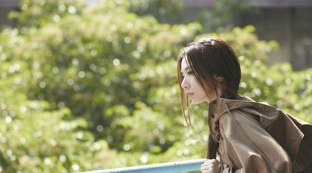 而mv一幕拍肩膀让田馥甄回头的手,也是陈珊妮担任手模入镜