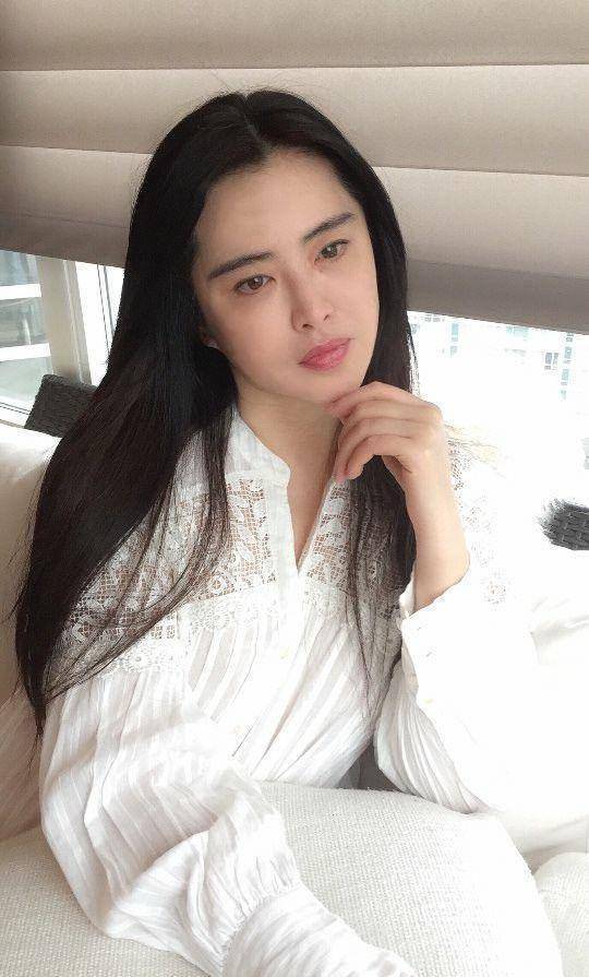 王祖贤被偶遇,背影似少女,正脸明显发福_加拿大_身影_女生