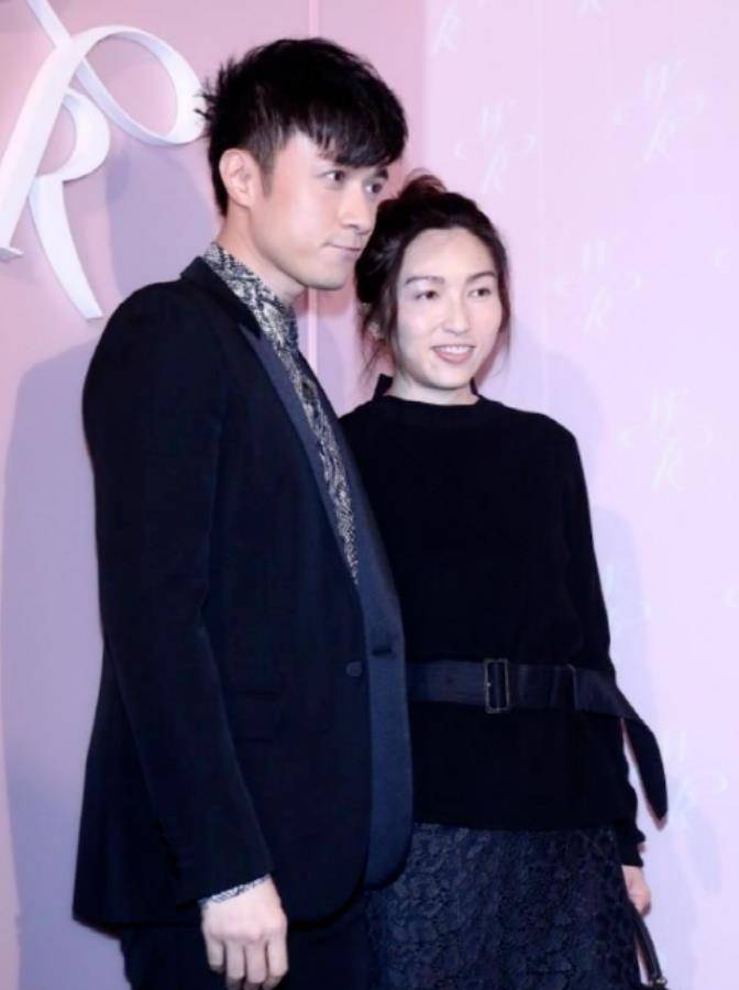 古巨基夫妇站一起,他半百年纪仍少年,老婆穿搭优雅却似老大妈_时尚