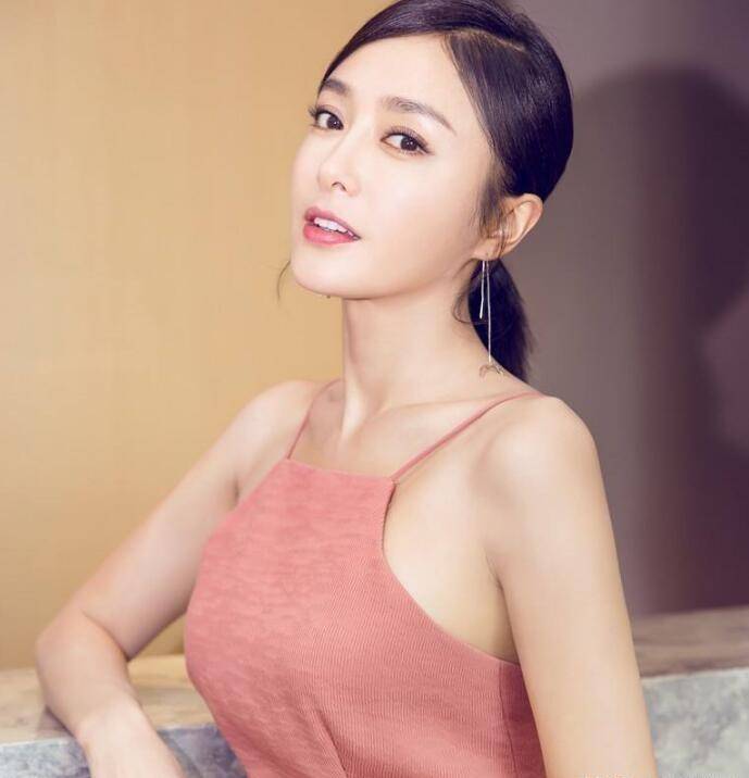 她27岁身价上亿,曾与黄晓明在一起4年,40岁和杨颖不相上下_秦岚_关系