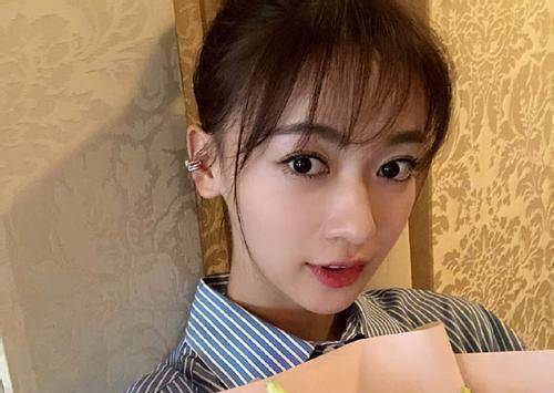 《八佰》,网传本来是由吴谨言饰演女主,因耍大牌事件被临时换掉