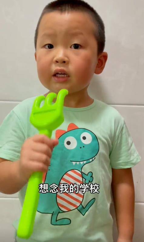 江苏萌娃刘泓彬,6岁凭借尿床歌火遍全网,如今父母