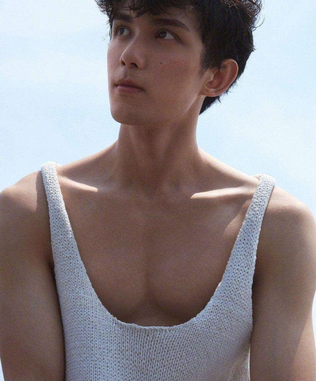 吴磊的leo杂志大片曝光,八块腹肌可迷人,粉丝:孩子长大了呀～_黑色