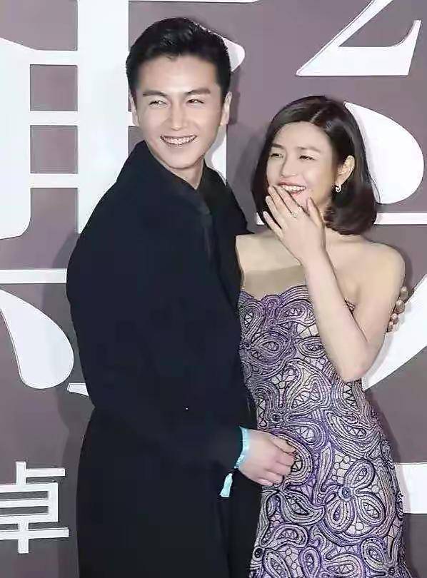 陈晓5岁儿子近照曝光,穿蓝色短袖席地而坐很帅气,背影很像爸_陈妍希