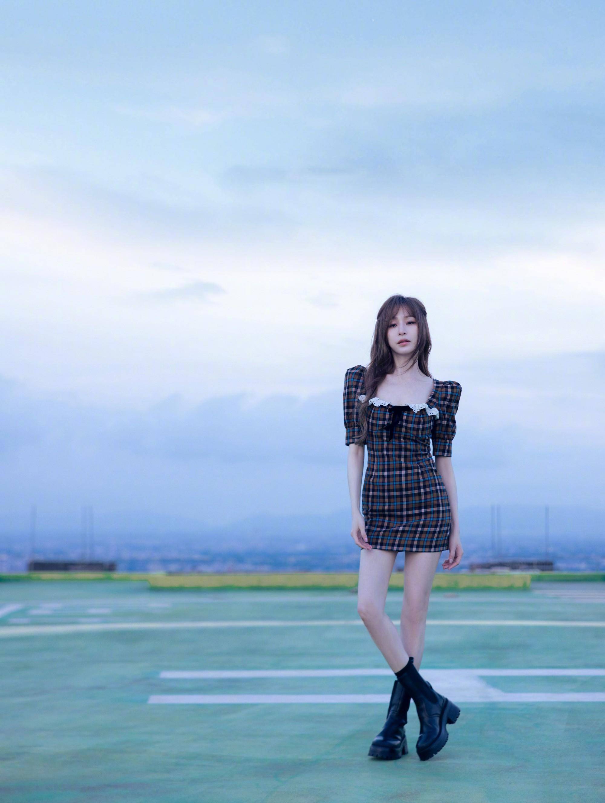 王心凌小香风穿搭,格子裙美腿,满满的夏日清甜蜜感