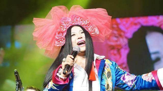 杨二车娜姆顶大红花献唱,造型雷倒观众,多年习惯一直有变啊!