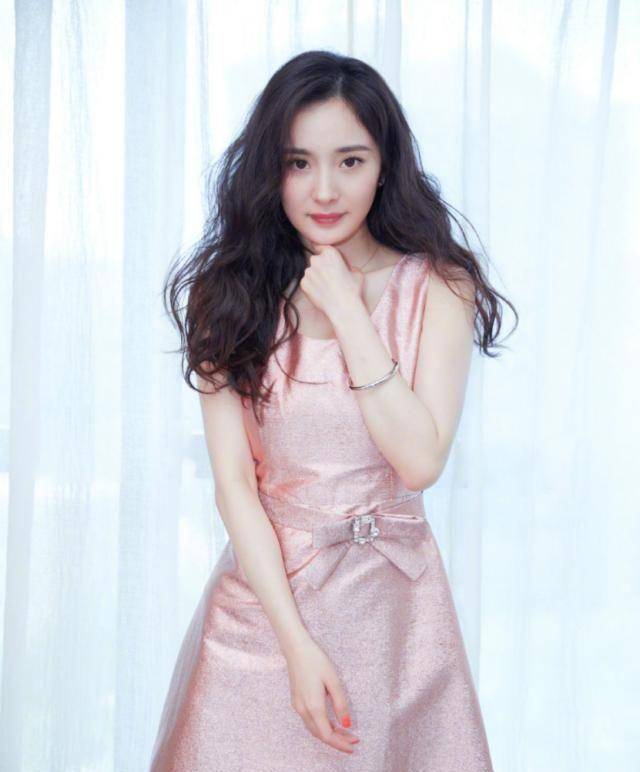 如果大家身材非常完美,肩部没有赘肉的话,那么就可以像杨幂一样选择