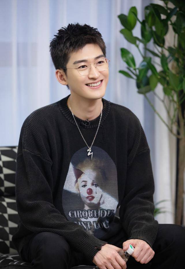 张翰谈初恋经历,因女生近视而被忽略,再次见面看清后才接受表白_本人