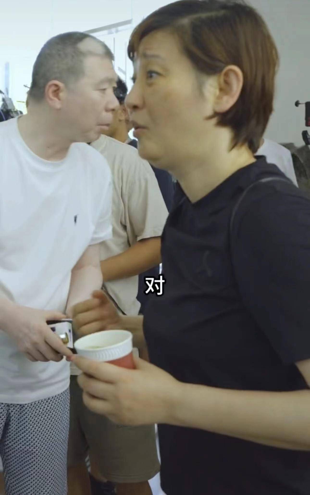 徐帆素颜带娃探班,冯小刚冷漠引争议,17岁养女高挑被赞像王祖贤_徐朵