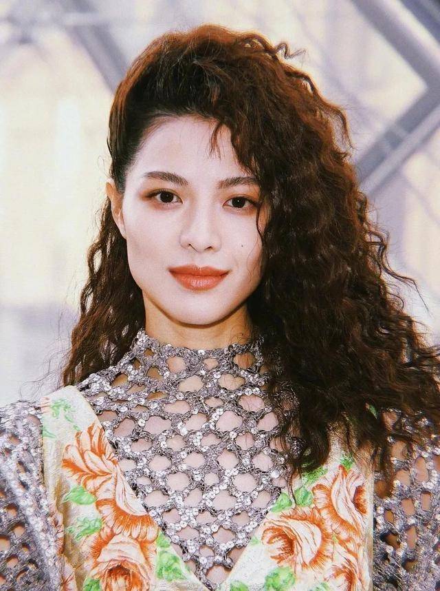 ▼说到卷发,姐想起90年代的女明星们,她们的大波浪卷发,风情万种,复古