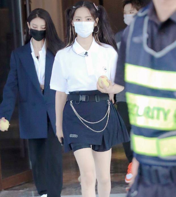 杨超越太保守了,"安全裤"比裙子长2cm,却的腿长得_衬衫_形象_黑色