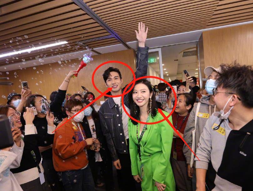 被抓拍,路人无美颜镜头下,这真实腿围我却看愣了_张彬彬_身材_电视剧