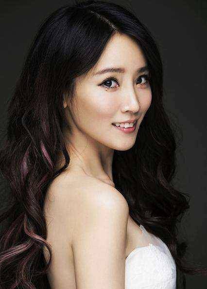 谢楠短发深v出席活动,皮肤雪白身材好!