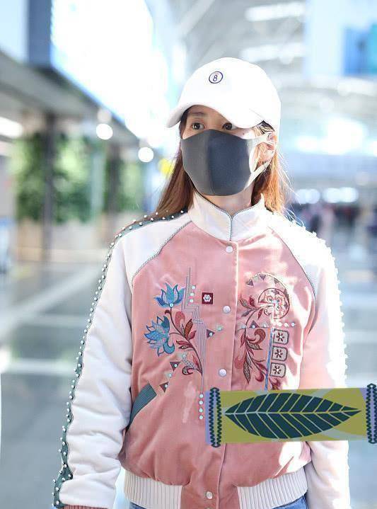 颖儿秀穿"减龄服"粉白外套出门,高调又美了!_少女_运动鞋_衣服