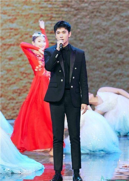 杨洋参演电影获提名,出席华表奖气场强大超帅气!_气质_军人_举手投足