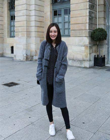 学杨幂的大衣穿搭术,告别臃肿,你也可以美成女神_黑色_灰色_运动鞋