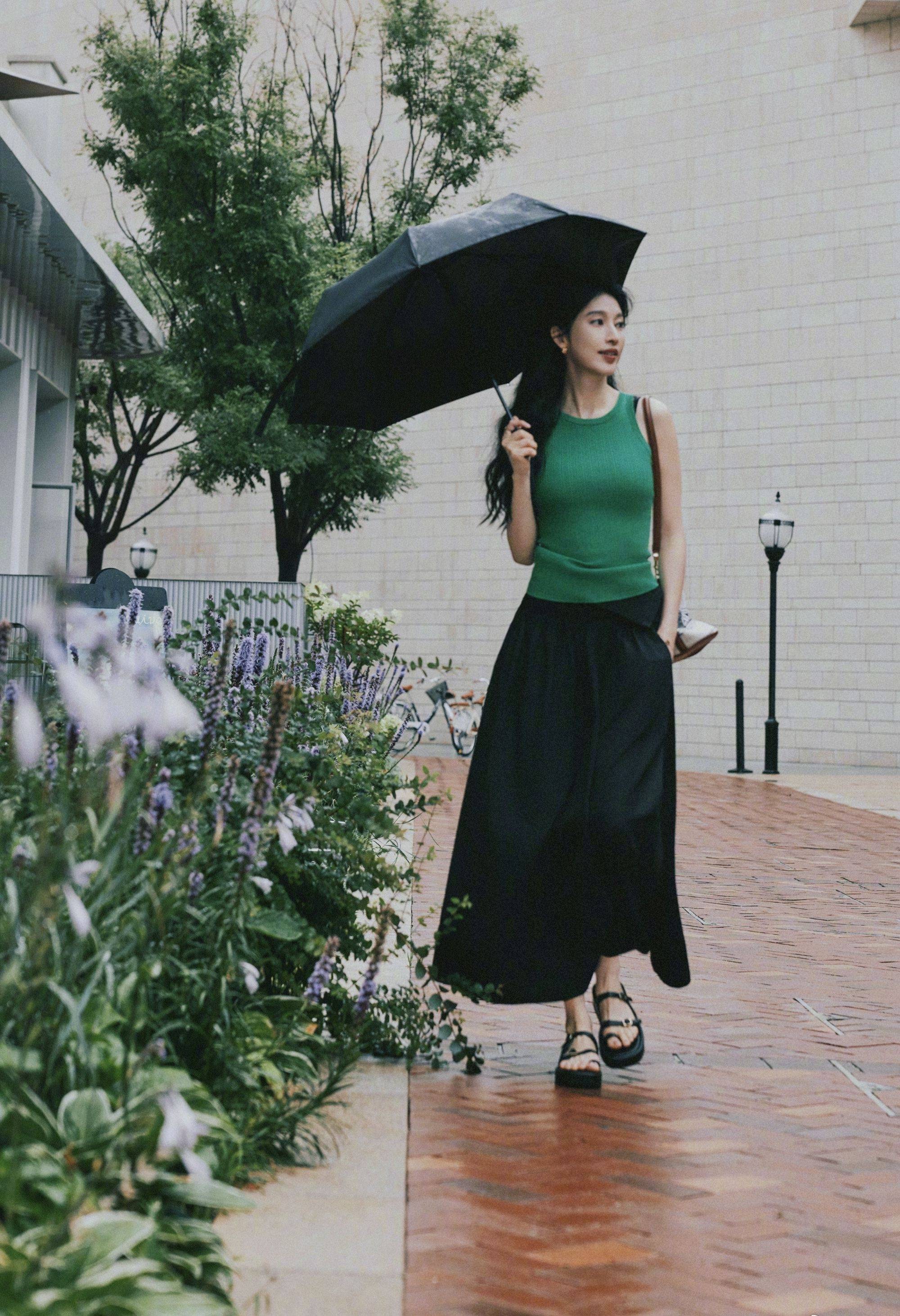 张俪黑色连衣裙生活风写真_运动鞋_白色_气质