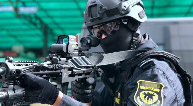 为何执行任务时特警选择戴头套,而特种兵却是满面油彩?
