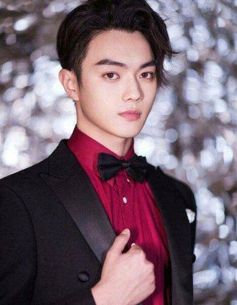 女演员白鹿和吴佳怡在比爱心拍照,许凯无意间踱步到两人面前,刚好挡住