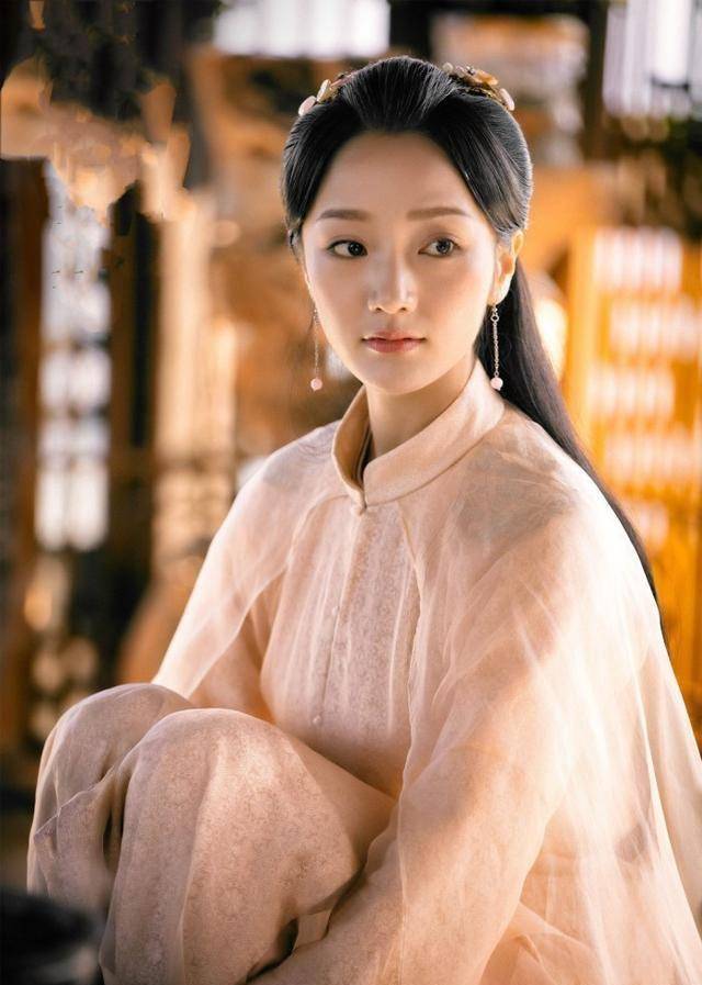《白娘子》中的小青好漂亮啊,古装活泼灵动,现代装美丽迷人_鞠婧祎