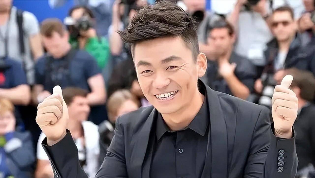 40岁王宝强大变样,戴金丝边眼镜温文尔雅,眼神里有了久违的沉淀_气质