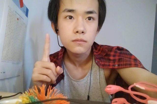 易烊千玺晒照像邻家小男孩,他扎小辫的样子好看吗_黑色_照片_穿着