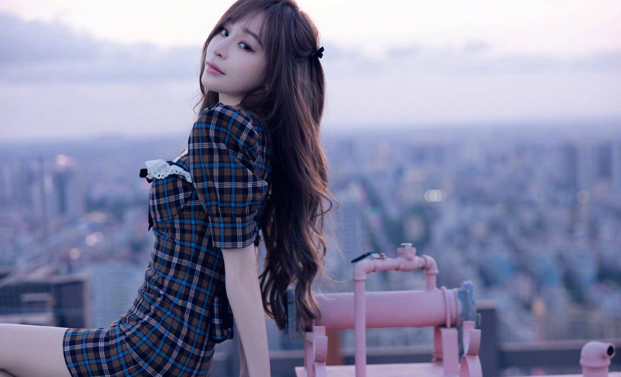 王心凌小香风穿搭,格子裙美腿,满满的夏日清甜蜜感