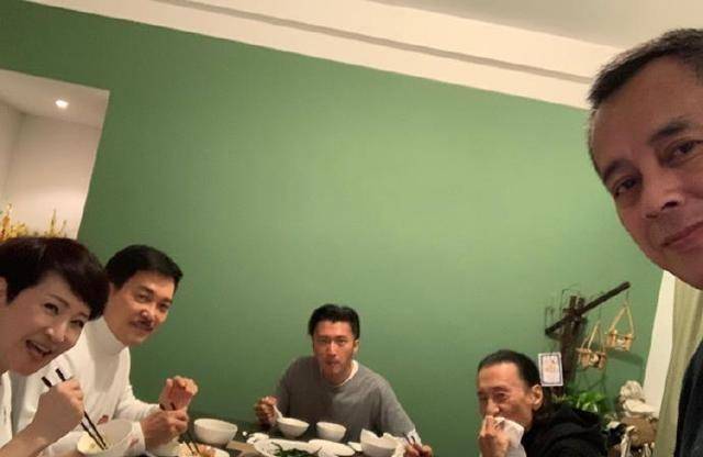 照片中谢贤,狄波拉,狄波拉的现任老公胡须kong在桌子前笑眯眯地吃饭