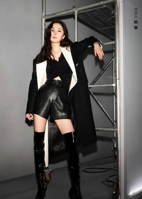 杨幂维密大片吊带连衣裙显妩媚动人,前凸后翘的身材羡煞旁人_沈梦辰