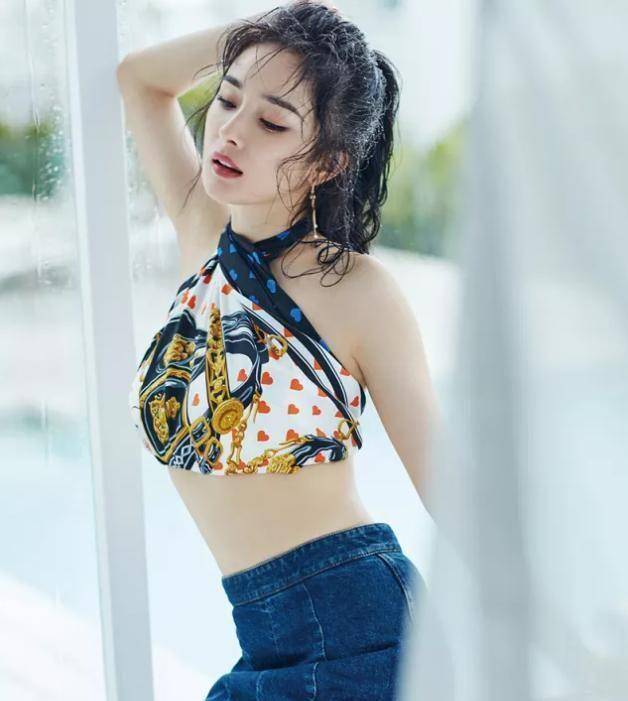 直接把泳装当上衣,用一块丝巾裹住身体_风格_外形_条件