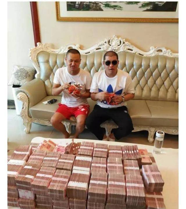 网红二驴炫耀68亿存款,扬言一天最多提20w,100多年才能提完_网友_直播