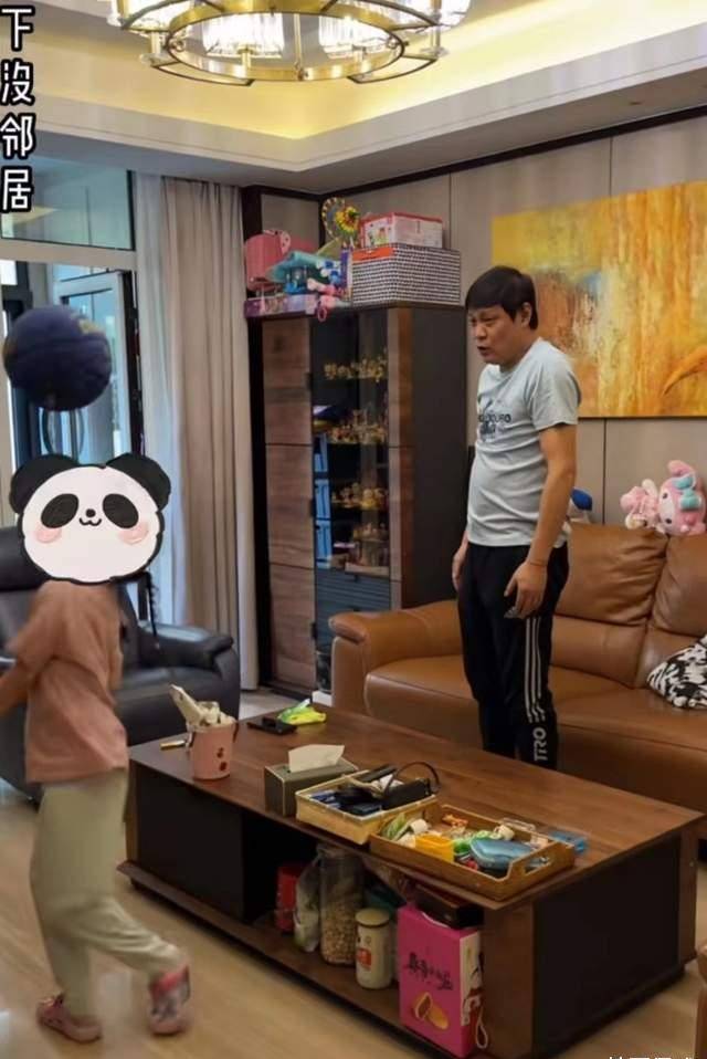 教6岁女儿客厅打球,小17岁娇妻保养似少女_范斯晶_张梦瑾_恋情