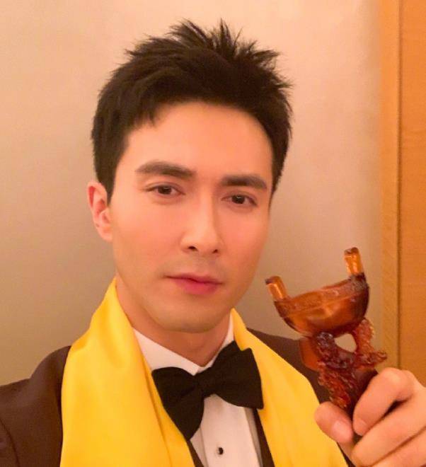 高伟光素颜开出镜,无美颜镜头下看起来老十岁!