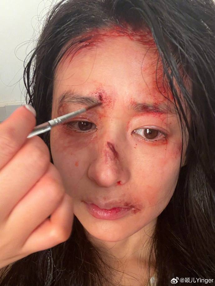 颖儿曝家暴妆容,网友热议敬业精神_道路_演艺_一角