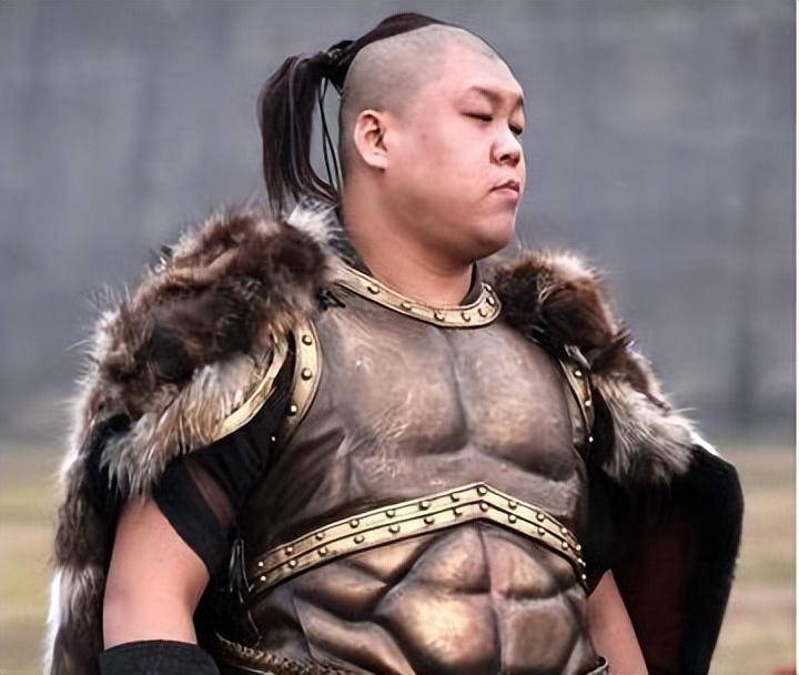 而李元霸一打三也是丝毫不落下风,李元霸和雄阔海,伍云召,伍天锡的